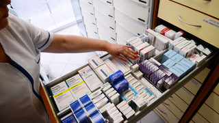 Напрежението сред фармацевтите около проверката на лекарствата продължава да расте