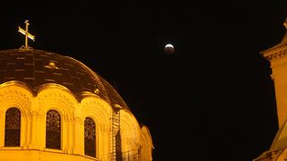 Частично лунно затъмнение ще бъде наблюдавано тази нощ над България
