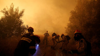 Фотогалерия: <span class="highlight">Горски</span> <span class="highlight">пожар</span> наложи евакуация на курорта на Атина