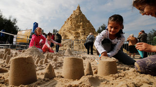 Фотогалерия: Най-високият пясъчен замък в света се извиси в Германия