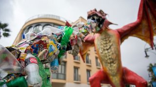 Дракон, бълващ пластмаса, посреща делегати на среща за океаните