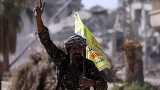 Подкрепяни от САЩ кюрди и араби отвоюваха <span class="highlight">Ракка</span> от "Ислямска държава"