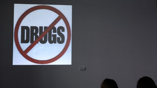 България произвежда повече употребяващи наркотици деца, без да се бори с дилърите, сочи доклад