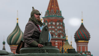Кремъл още търкаля "комунистическата топка от лъжи" за Октомврийската революция
