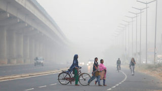 Училищата в <span class="highlight">Делхи</span> са затворени заради замърсения въздух в града