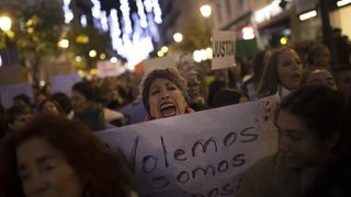 Протести срещу насилието <span class="highlight">над</span> <span class="highlight">жени</span> събраха хиляди в Мадрид, Рим и Париж