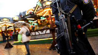 Година след атентата в Берлин коледните базари в Германия отново отварят врати