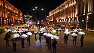 Снимка на деня: "Слънчеви чадъри" пред Министерския съвет