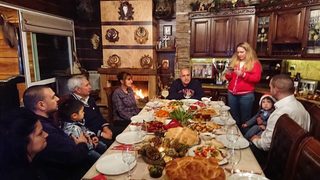 Снимка на деня: Бойко Борисов пусна традиционната семейна снимка за Коледа