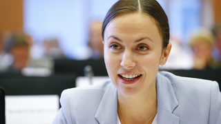 От днес <span class="highlight">онлайн</span> плащанията в ЕС стават по-евтини и сигурни, обяви Ева Майдел