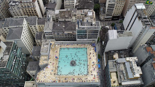 Снимка на деня: В басейна на покрива