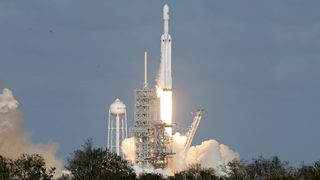 Хронология: SpaceX успешно изстреля най-мощната ракета в света