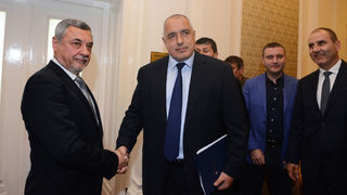 Управляващата коалиция не изглежда здрава, но едва ли ще се разпадне скоро