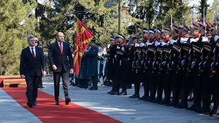 Македонският президент идва в София в разгара на политическа криза заради името