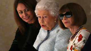 Снимка <span class="highlight">на</span> деня: Британската кралица изненадващо се появи <span class="highlight">на</span> модно ревю