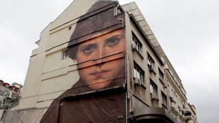 Снимка на деня: Уличният артист Жулиен дьо Казабианка в София