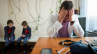 Фотогалерия: Колко е трудно да си лекар в Украйна
