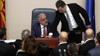 Напрежение в македонския парламент заради Закона за езиците, президентът няма да го подпише (видео)