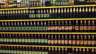 Българите пият все по-малко бира в пластмасови бутилки