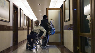 Здравната каса установи, че няма капацитет да поеме помощните средства за хората с увреждания