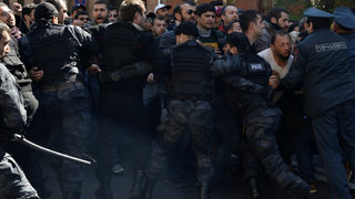 Фотогалерия: Сблъсъци в Армения преди избирането на бившия президент за премиер