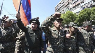 Стотици военни в Армения се включиха в протестите срещу премиера