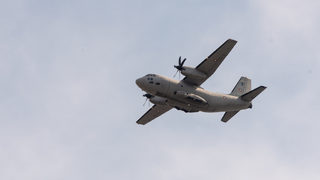 Снимка на деня: Бойни самолети тренират над София