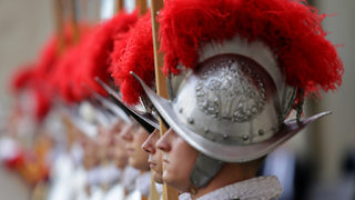Фотогалерия: Високотехнологичните шлемове на папските гвардейци
