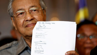 Лидерът на опозицията в <span class="highlight">Малайзия</span> спечели изборите и ще е най-възрастният премиер в света