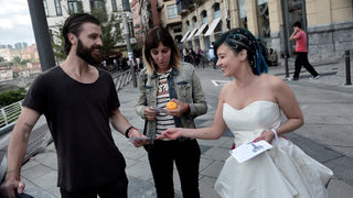 Фотогалерия: "Да, обичам се" - защо 12 испанки се ожениха за себе си в Билбао