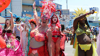 Фотогалерия: В Бруклин отбелязаха началото на лятото с парад на русалките