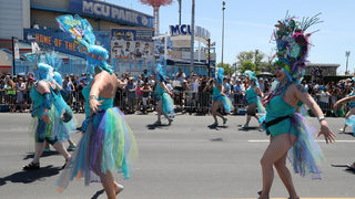Фотогалерия: В Бруклин отбелязаха началото на лятото с парад на русалките