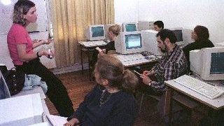 Служители в администрацията ще посещават компютърни курсове