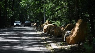 Камъни заменят антипаркинг колчетата в София