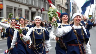 Фотогалерия: Как латвийците тачат фолклора си