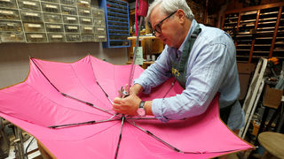 Фотогалерия: Кой ремонтира чадърите на Париж