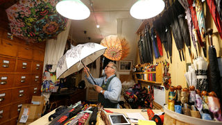 Фотогалерия: Кой ремонтира чадърите на Париж