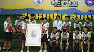 "Беше чудо": спасените от пещерата в Тайланд момчета се появиха пред света