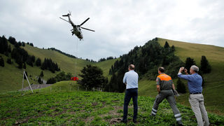 Фотогалерия: Швейцарската военна авиация в помощ на кравите