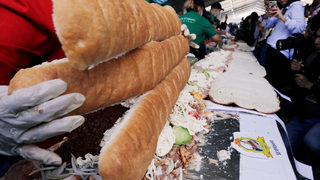 Фотогалерия: Мексиканци направиха най-големия сандвич в света за минути