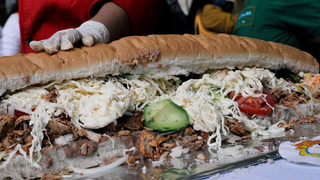 Фотогалерия: Мексиканци направиха най-големия сандвич в света за минути