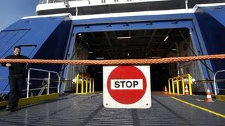 Стачка ще блокира фериботите в Гърция в понеделник