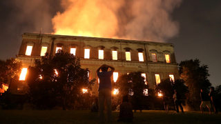 Националният музей на Бразилия изгоря, изчезнаха два века история