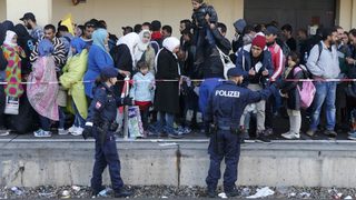 В Германия мигрантите са изгубени в дебрите на бюрокрацията