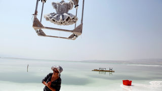 Фотогалерия: Изкуство от солта на Мъртво море