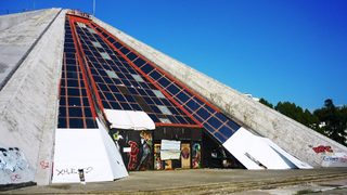 Пирамидата на Енвер <span class="highlight">Ходжа</span>