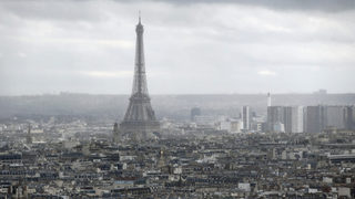 Френската полиция конфискува 20 тона миниатюрни Айфелови кули