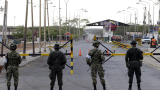 <span class="highlight">Колумбия</span> разположи още 5 хил. военни по границата с Венецуела
