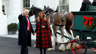 Снимка на деня: Семейство <span class="highlight">Тръмп</span> посрещна коледната елха