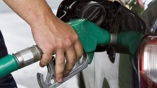 От март бензиностанциите ще дават разбивка как се формира цената